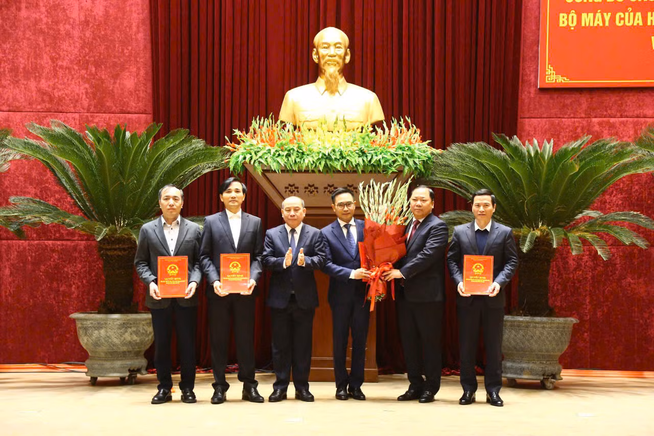 Bí thư TỈnh ủy Hòa Bình Nguyễn Phi Long và Chủ tịch Ủy ban nhân dân tỉnh Bùi Đức Hinh trao quyết định và tặng hoa cho Lãnh đạo Sở Khoa học và Công nghệ