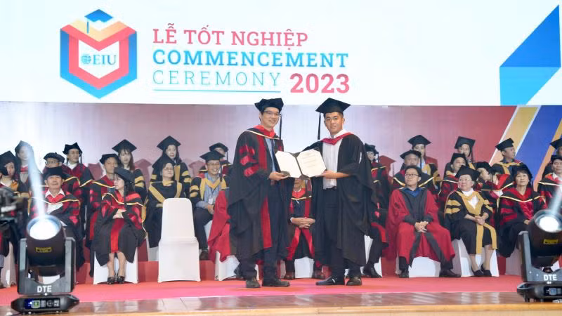 Lãnh đạo Trường Đại học Quốc tế Miền Đông trao bằng tốt nghiệp cho các tân cử nhân, tân kỹ sư.