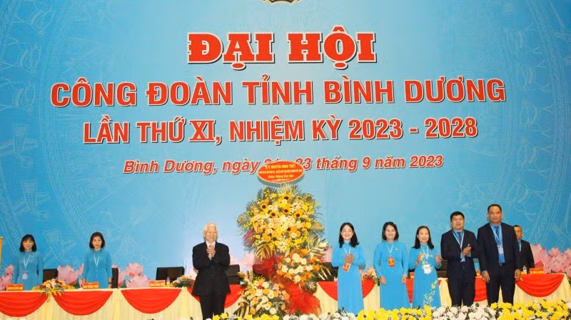 Nguyên Chủ tịch nước Nguyễn Minh Triết trao tặng hoa chúc mừng đại hội.