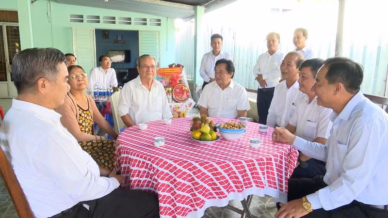 Phó Bí thư Thường trực Tỉnh ủy Bình Dương Nguyễn Hoàng Thao và lãnh đạo một số sở, ngành, thành phố Tân Uyên thăm hỏi và trao tặng quà cho thương binh Lâm Vĩnh Thanh.