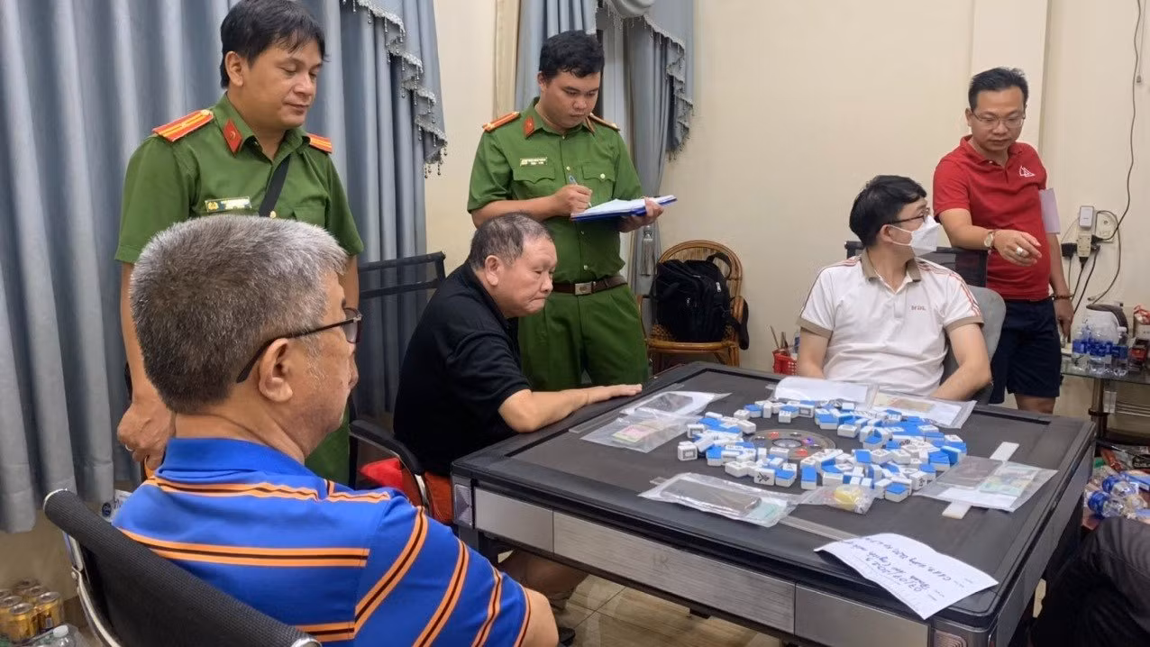 Bắt quả tang các đối tượng cầm đầu đường dây đánh bạc và tang vật