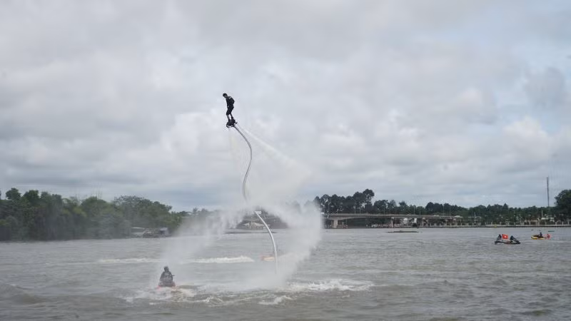 Biểu diễn phản lực nước Fly-board phục vụ người dân. Biểu diễn phản lực nước Fly-board phục vụ người dân.