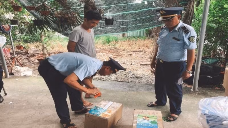 Đội Quản lý thị trường số 5 niêm phong hàng hóa là sách giả. (Ảnh: Cục Quản lý thị trường Bình Dương)