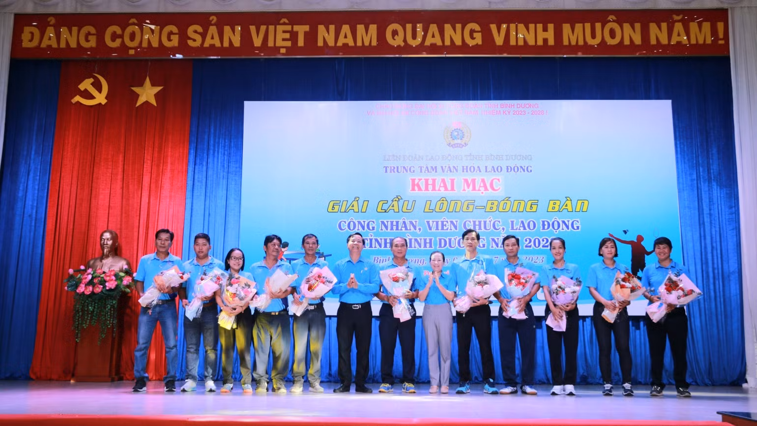 Ban tổ chức giải trao tặng hoa cho Tổ trọng tài.