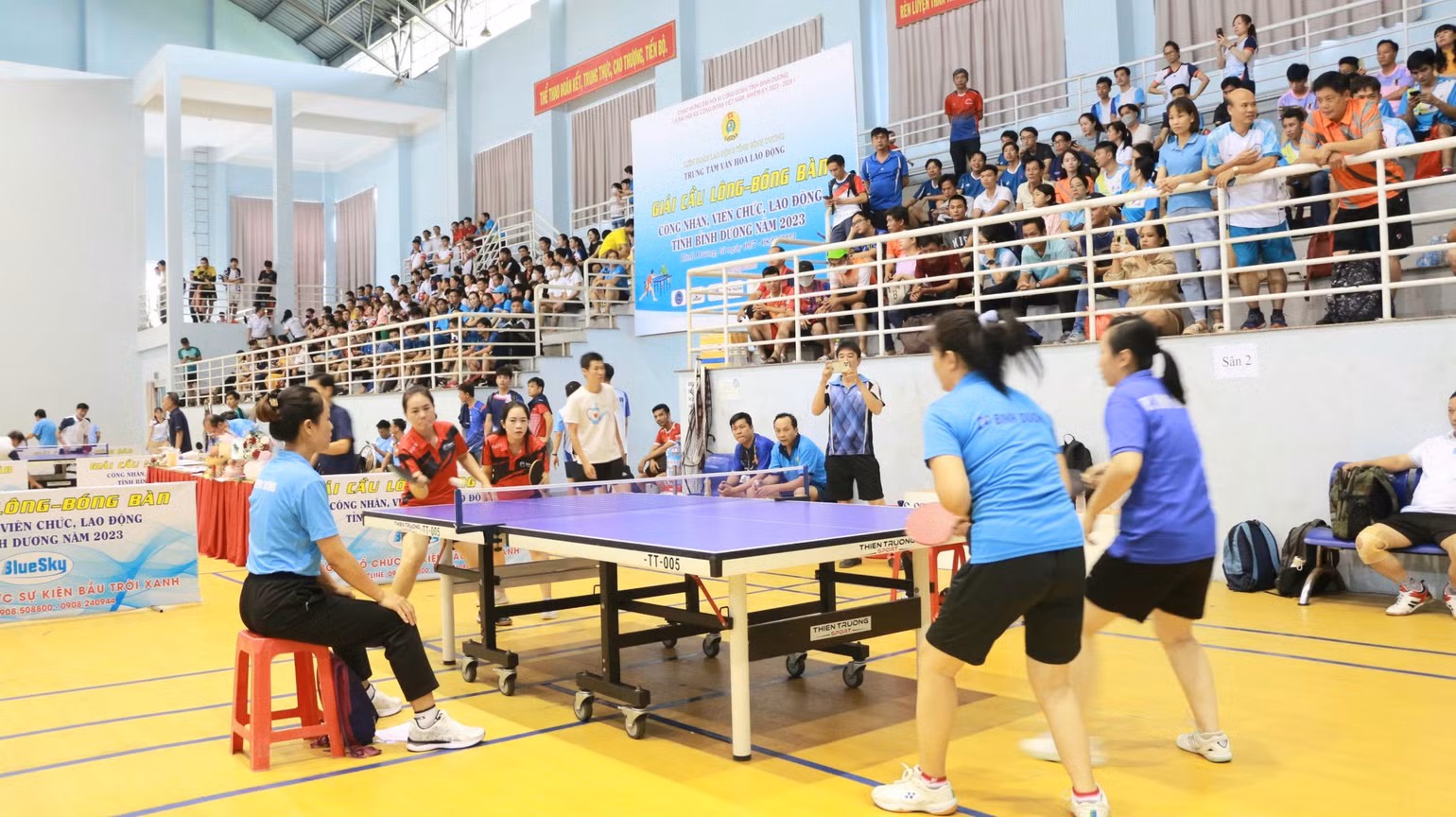 Các vận động viên thi đấu sôi nổi ngay sau lễ khai mạc.
