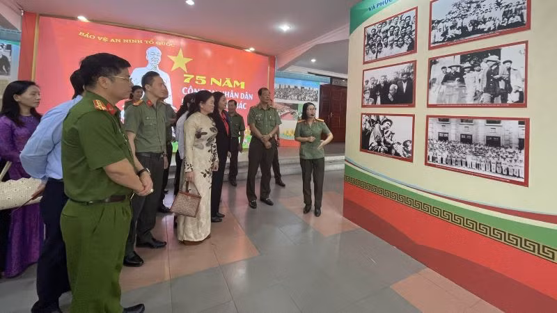 Các đại biểu tham quan khu vực trưng bày hình ảnh về Bác Hồ.
