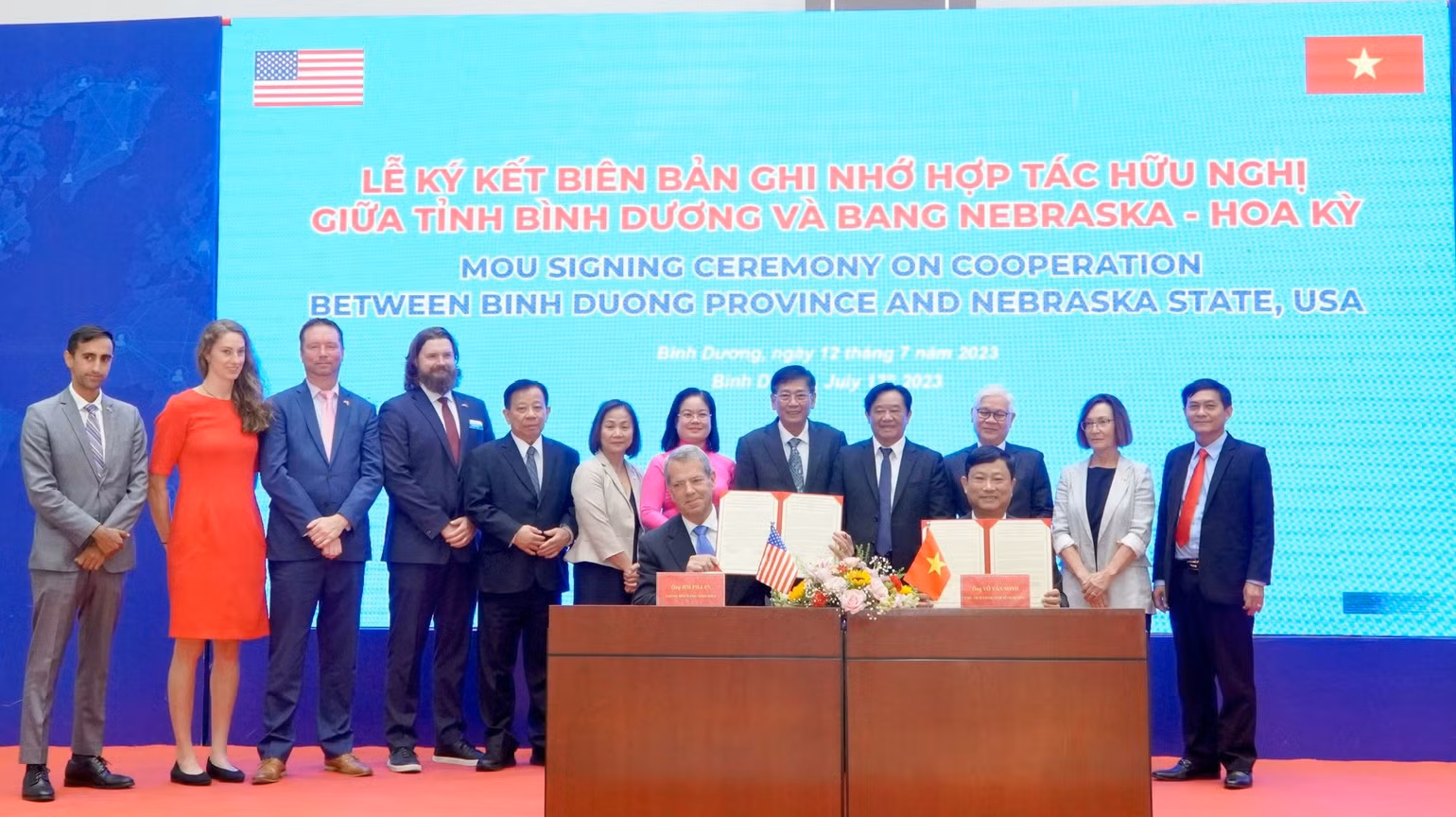 Chủ tịch Ủy ban nhân dân tỉnh Bình Dương Võ Văn Minh và Thống đốc bang Nebraska Jim Billen ký kết Bản ghi nhớ