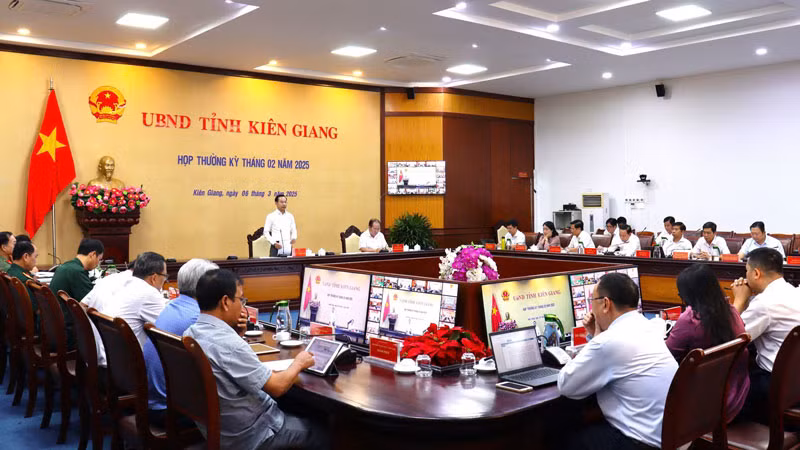 Quang cảnh cuộc họp thường kỳ Ủy ban nhân dân tỉnh Kiên Giang tháng 2/2025.