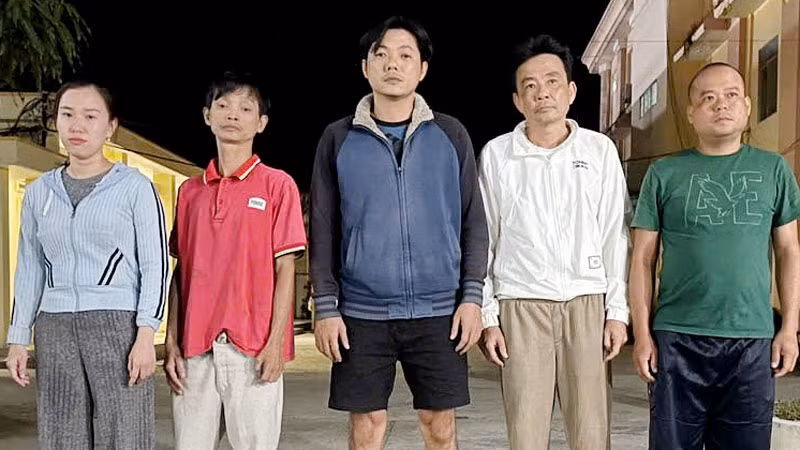 Các đối tượng Quách Thị Kim Như, Nguyễn Xuân Hải, Nguyễn Hoàng Đạt, Nguyễn Đăng Khoa, Thái Hồng Tây (từ trái sang phải). (Ảnh: HOÀNG ĐÔ). Các đối tượng Quách Thị Kim Như, Nguyễn Xuân Hải, Nguyễn Hoàng Đạt, Nguyễn Đăng Khoa, Thái Hồng Tây (từ trái sang phải). (Ảnh: HOÀNG ĐÔ).