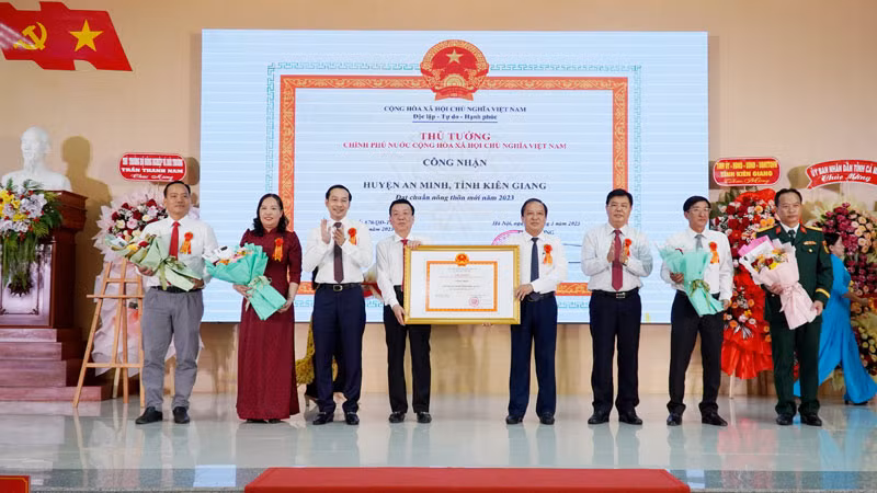 Lãnh đạo tỉnh Kiên Giang trao Quyết định của Thủ tướng Chính phủ công nhận huyện An Minh đạt chuẩn huyện nông thôn mới năm 2023.