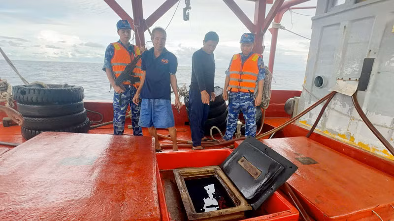 Lực lượng chức năng Bộ Tư lệnh Vùng Cảnh sát biển 4 kiểm tra hàng hóa vi phạm trên Tàu KG 93003 TS. Lực lượng chức năng Bộ Tư lệnh Vùng Cảnh sát biển 4 kiểm tra hàng hóa vi phạm trên Tàu KG 93003 TS.