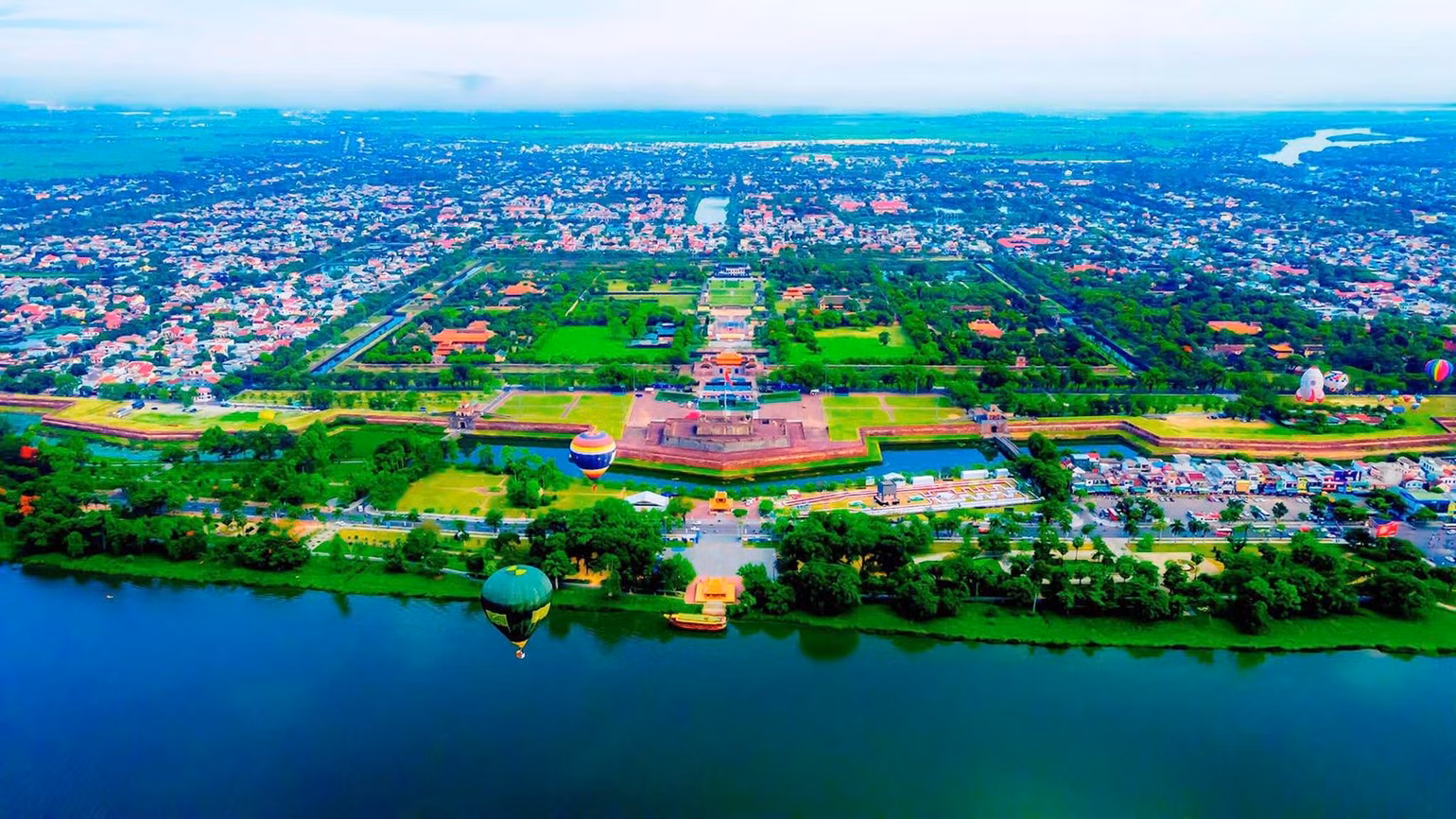 Xây dựng đô thị di sản Huế gắn liền với các phức hệ kiến trúc được bảo tồn và trở thành những bộ phận cấu thành nên Quần thể di tích cố đô Huế.