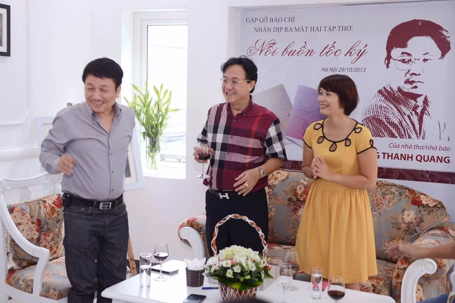 Nhà thơ Hồng Thanh Quang (giữa), (cố) nhạc sỹ Phú Quang và nhà văn Nguyễn Quỳnh Trang - tác giả bài viết. Nhà thơ Hồng Thanh Quang (giữa), (cố) nhạc sỹ Phú Quang và nhà văn Nguyễn Quỳnh Trang - tác giả bài viết.