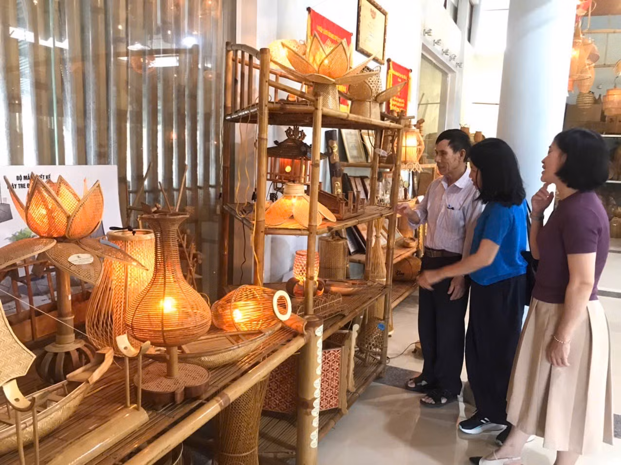 Làng nghề mây tre đan Bao La đã thành một điểm được du khách tìm đến khi tới Huế.