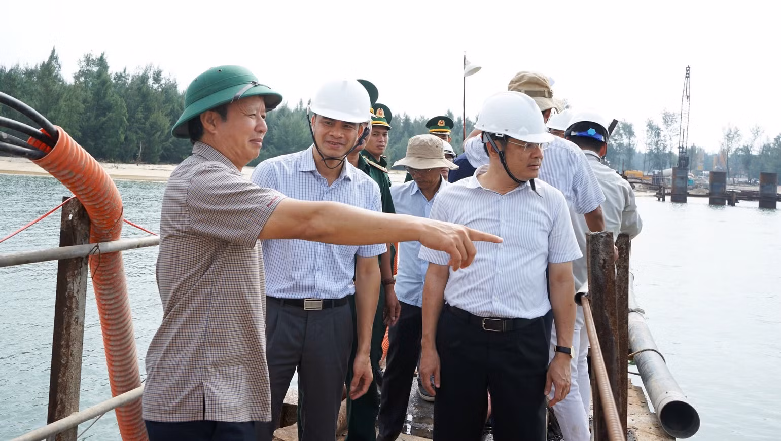 Bí thư Tỉnh ủy Lê Trường Lưu (ngoài cùng, bên trái) đi kiểm tra các công trình, dự án ven biển tại Thừa Thiên Huế.