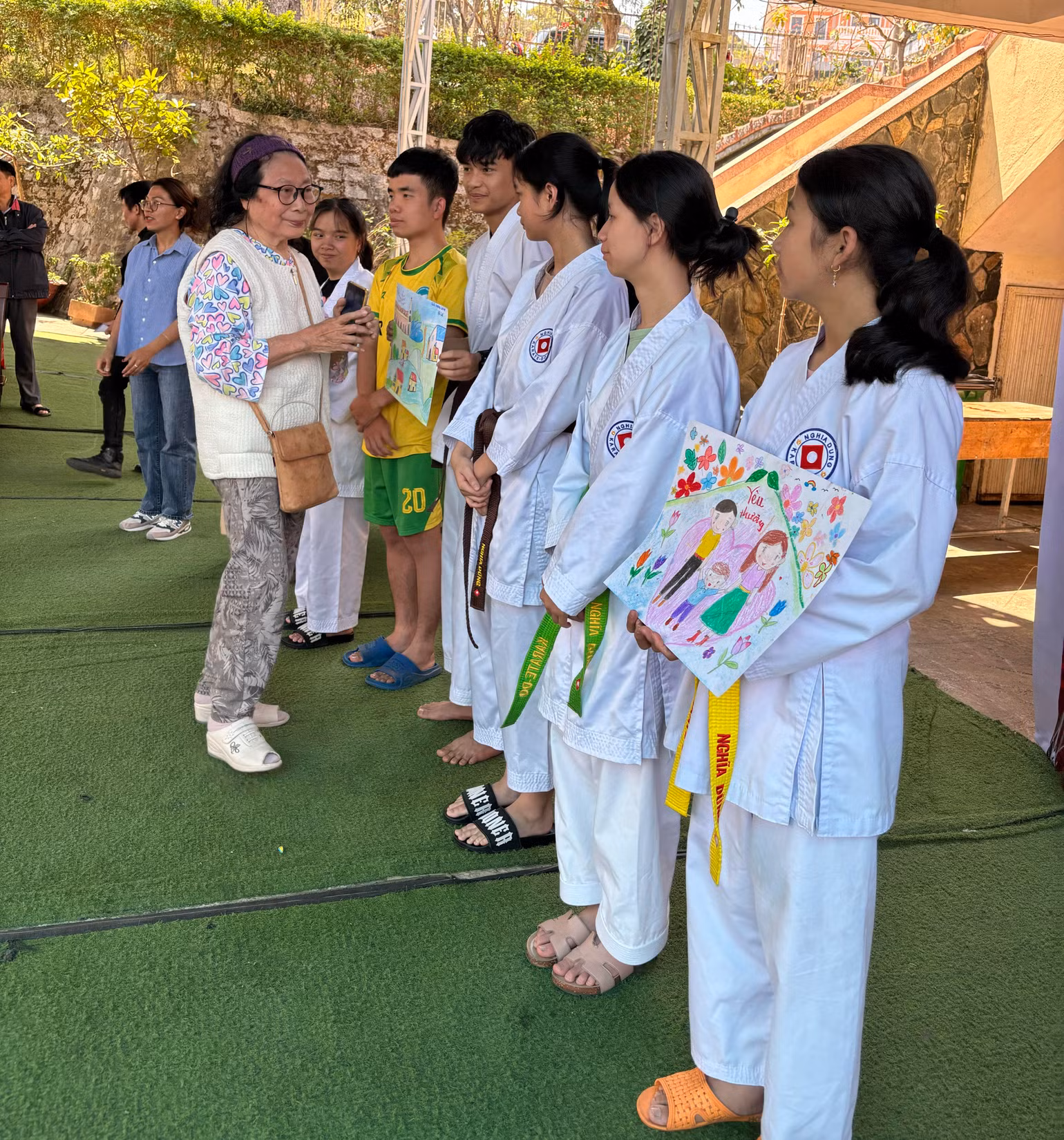 Một buổi giao lưu ngoại khóa của học sinh trường Khiếm thính Lâm Đồng có sự tham gia của họa sỹ Nguyễn Thị Kim Thái