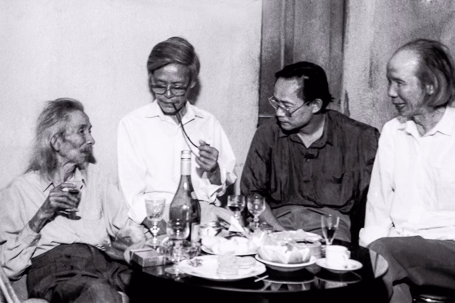 Nhạc sỹ Văn Cao bên bạn bè ngày 6-5-1993 - Ảnh: Nguyễn Đình Toán