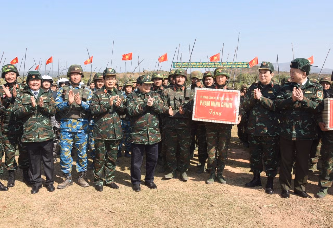 Thủ tướng Phạm Minh Chính tặng quà động viên cán bộ, chiến sĩ tham gia cuộc diễn tập. (Ảnh: TRẦN HẢI) Thủ tướng Phạm Minh Chính tặng quà động viên cán bộ, chiến sĩ tham gia cuộc diễn tập. (Ảnh: TRẦN HẢI)