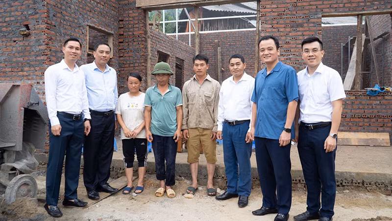Đại diện lãnh đạo tỉnh Lào Cai kiểm tra tiến độ xóa nhà tạm, nhà dột nát tại huyện Mường Khương (tháng 10/2024).