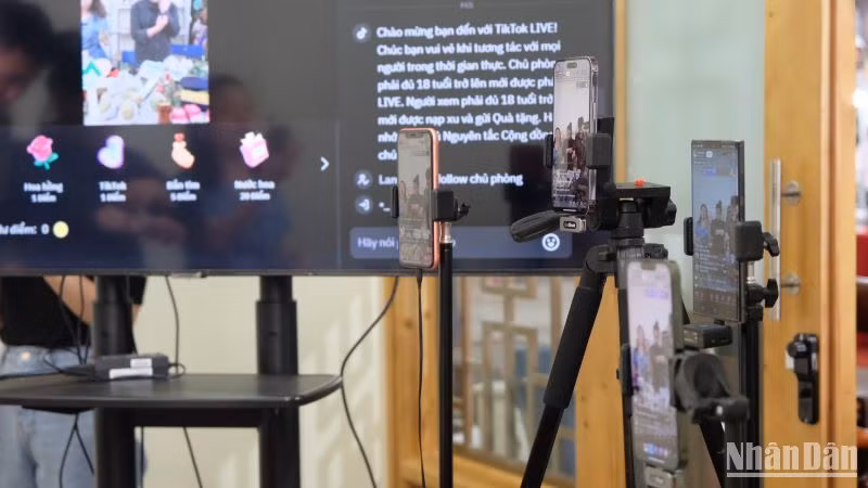 Riêng tại phiên Chợ OCOP 4.0, đã có 12 phiên livestream được thực hiện. Riêng tại phiên Chợ OCOP 4.0, đã có 12 phiên livestream được thực hiện.