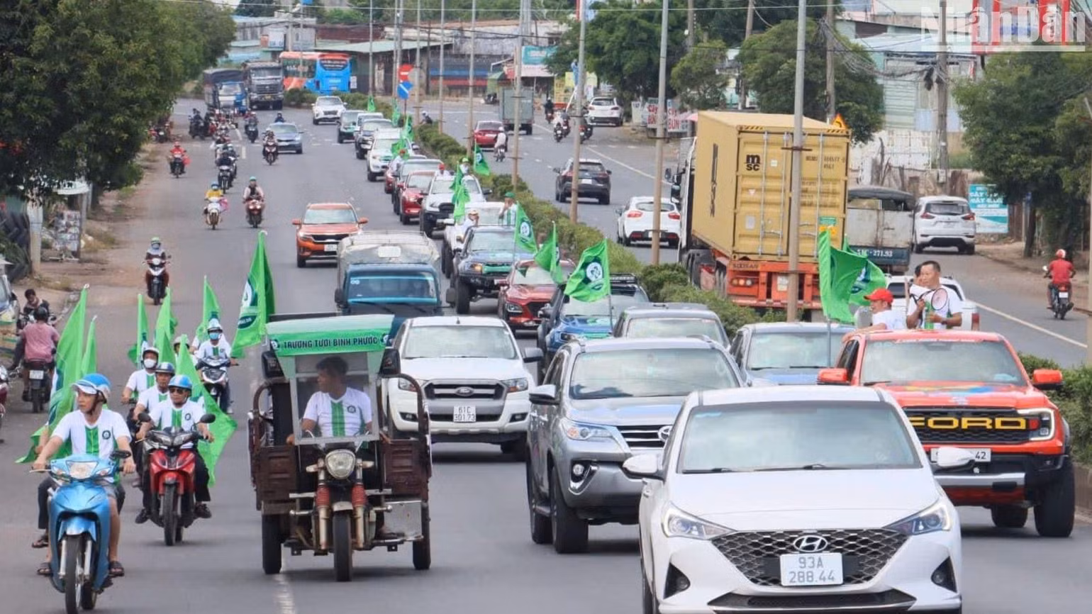 Người hâm mộ ở Bình Phước diễu hành cổ vũ cho đội bóng tỉnh nhà.