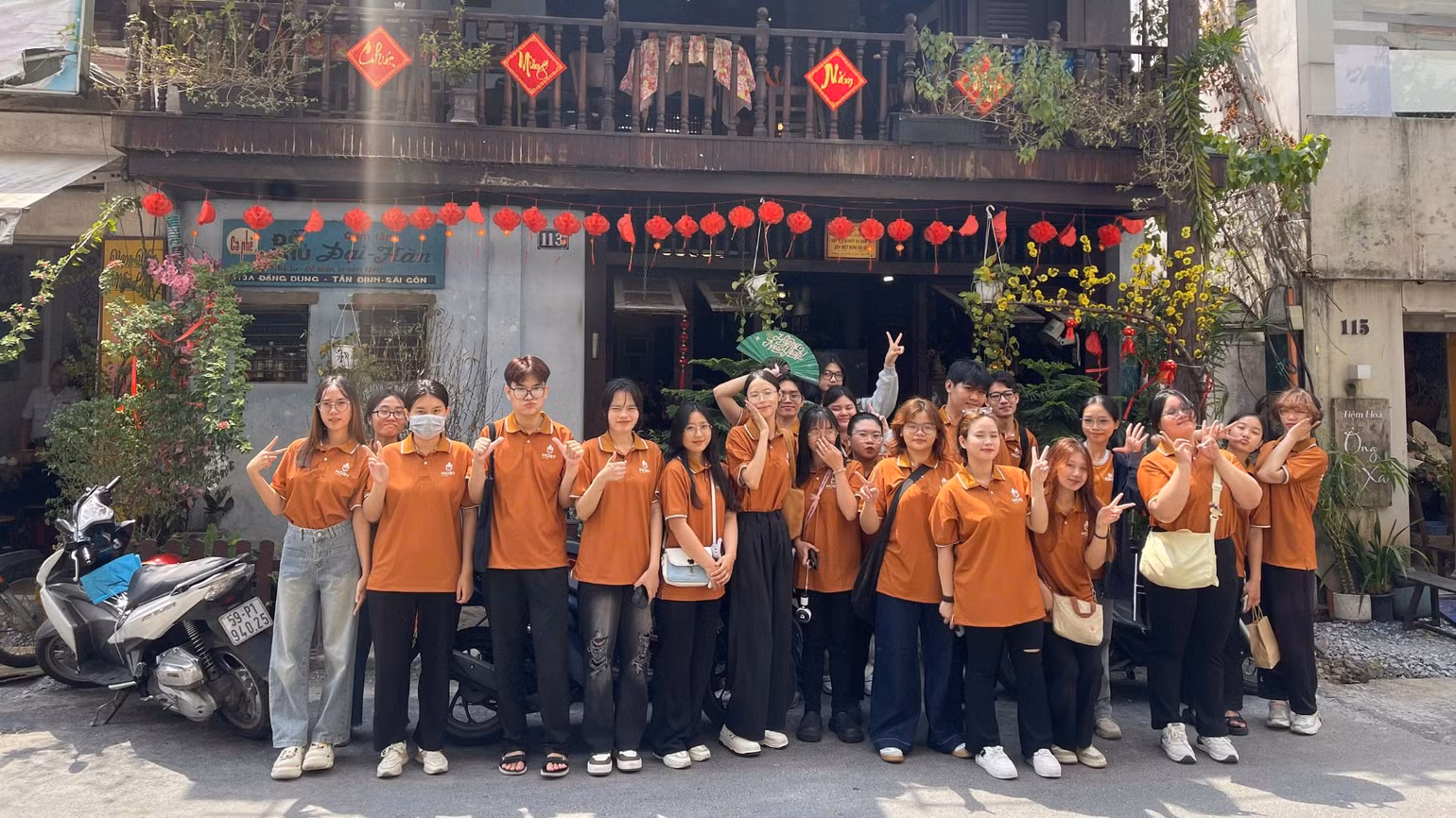 Các bạn trẻ tham quan Bảo tàng Biệt động Sài Gòn. Các bạn trẻ tham quan Bảo tàng Biệt động Sài Gòn.