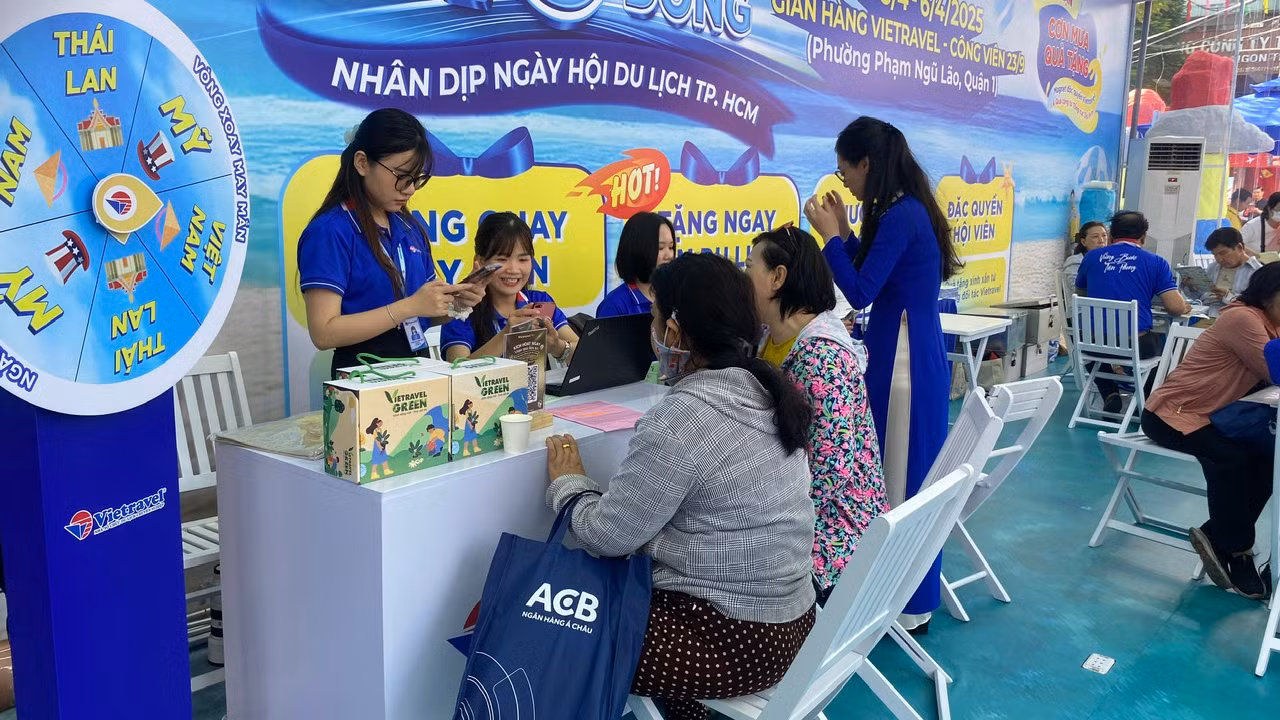 Khách hàng đăng ký mua tour hè với giá ưu đãi.