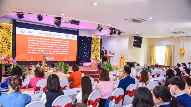 PGS.TS. Huỳnh Quốc Thắng, Phó Chủ tịch Hiệp hội Du lịch Thành phố Hồ Chí Minh trình bày về quá trình hình thành và phát triển bánh mì Việt Nam. PGS.TS. Huỳnh Quốc Thắng, Phó Chủ tịch Hiệp hội Du lịch Thành phố Hồ Chí Minh trình bày về quá trình hình thành và phát triển bánh mì Việt Nam.