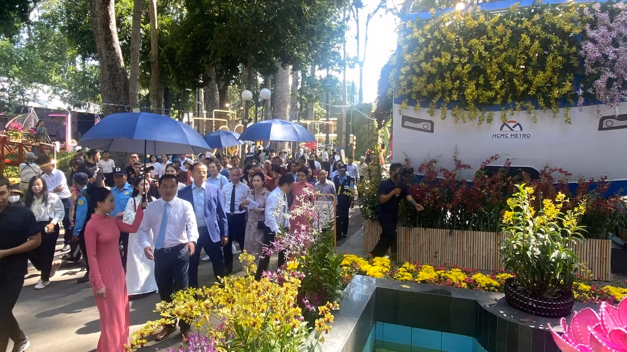 Các đại biểu tham quan các tiểu cảnh hoa lan.