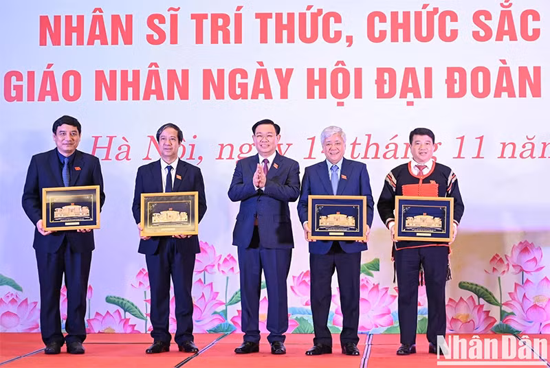 Chủ tịch Quốc hội gặp mặt đại biểu Quốc hội là người dân tộc thiểu số, nhân sĩ trí thức, chức sắc tôn giáo và nhà giáo. (Ảnh: Duy Linh)