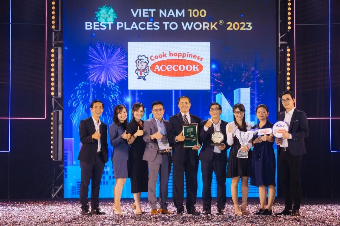 Ông Phạm Văn Nam - Giám đốc Khối Hành chính nhân sự của Acecook Việt Nam nhận giải.