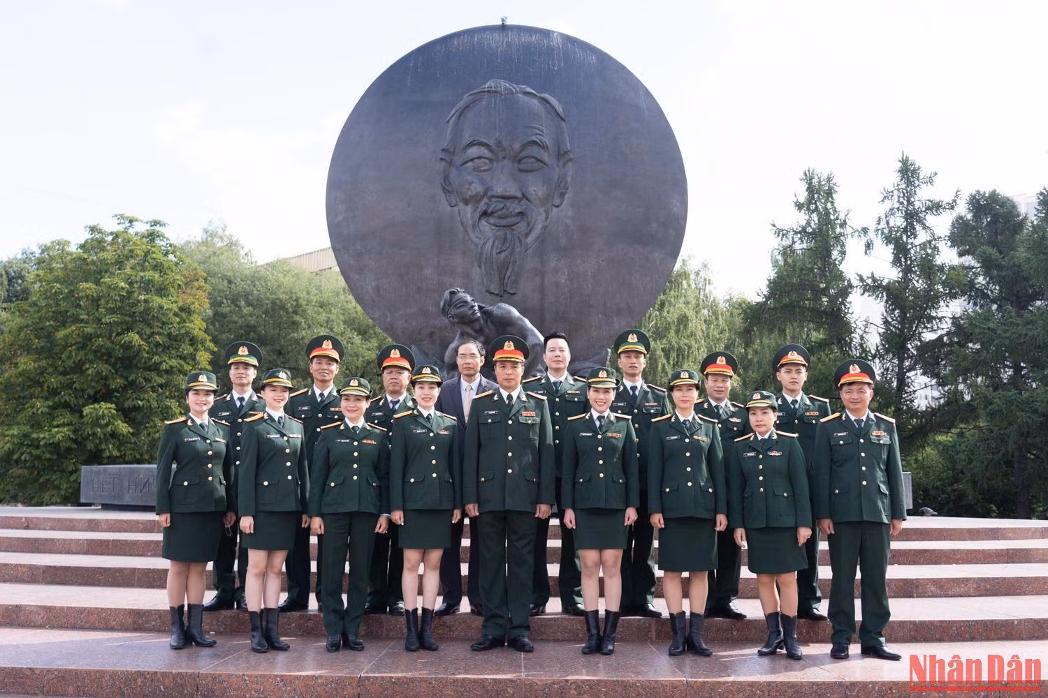 Đoàn Quân đội nhân dân Việt Nam chụp ảnh lưu niệm tại Tượng đài Bác. (Ảnh: Thanh Thể) Đoàn Quân đội nhân dân Việt Nam chụp ảnh lưu niệm tại Tượng đài Bác. (Ảnh: Thanh Thể)