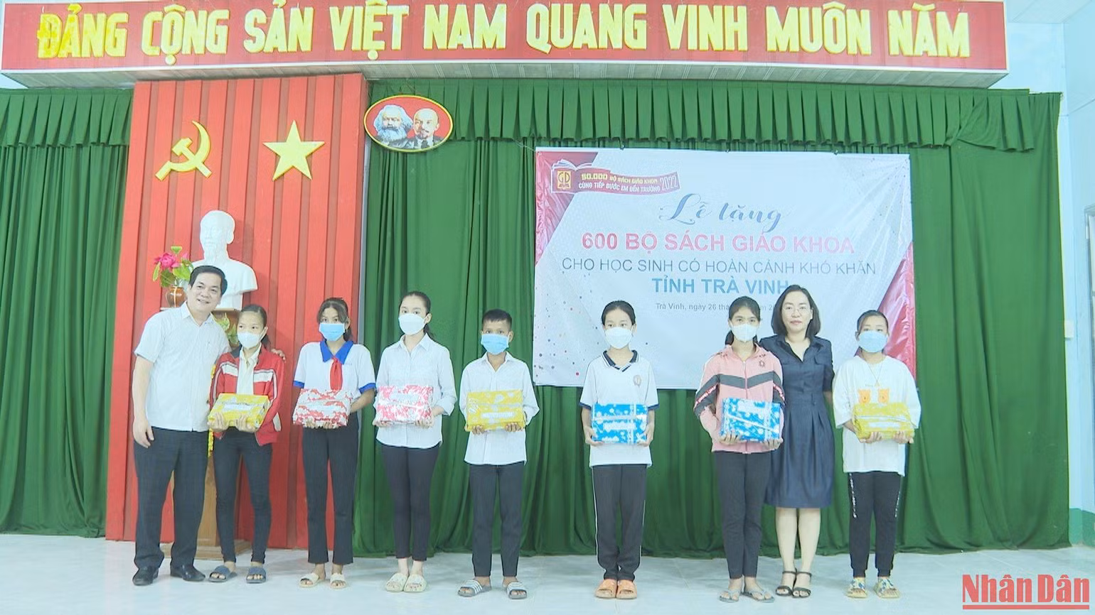 Nhà xuất bản Giáo dục Việt Nam tổ chức tặng sách giáo khoa cho học sinh có hoàn cảnh khó khăn tỉnh Trà Vinh.