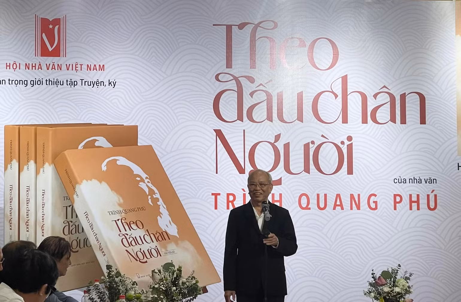 Nhà văn Trình Quang Phú xúc động khi nhớ về hành trình miệt mài với tác phẩm. Nhà văn Trình Quang Phú xúc động khi nhớ về hành trình miệt mài với tác phẩm.