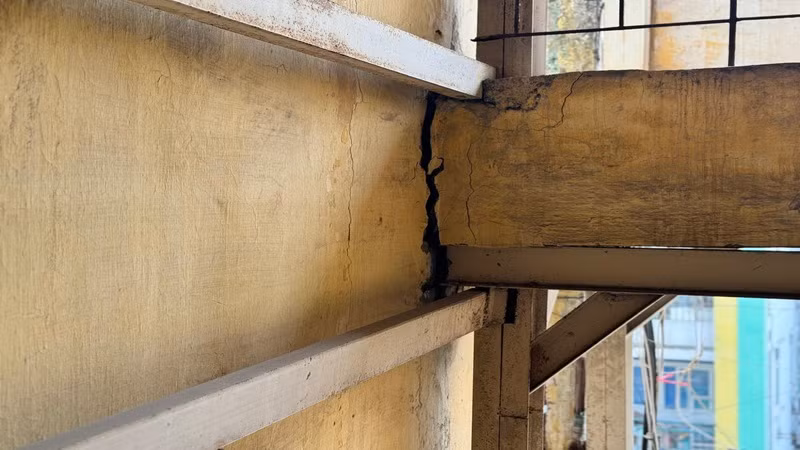 Vết nứt giằng tường thấy ở hầu hết các góc của khu nhà tập thể cũ này.