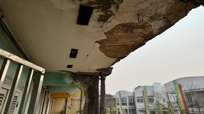 Trao đổi với phóng viên Báo Nhân Dân, Chủ tịch UBND phường Thành Công, ông Ngô Ngọc Lâm cho biết: Do đã xây lâu năm nên nhiều căn hộ thường xuyên ẩm mốc, thấm dột khi mưa. Các khu vực công cộng phần diện tích dùng chung bị lấn chiếm thành nhà ở kết hợp với cửa hàng. Tầng 1 đều sử dụng cho thuê kinh doanh.