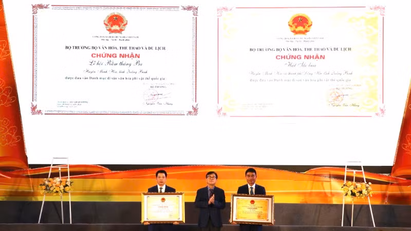 Lãnh đạo huyện Minh Hóa đón nhận danh hiệu Di sản văn hóa phi vật thể quốc gia “Lễ hội Rằm tháng Ba Minh Hóa” và “Hát sắc bùa huyện Minh Hóa”.