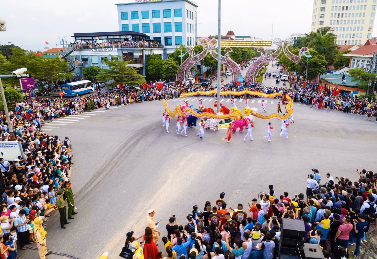 Đông đảo người dân và khách du lịch tham gia các hoạt động lễ hội ở thành phố Đồng Hới