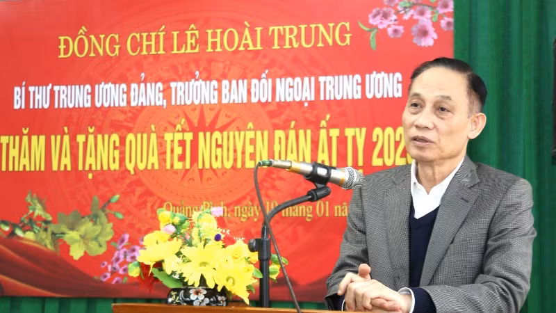 Trưởng Ban Đối ngoại Trung ương Lê Hoài Trung phát biểu chúc Tết người dân Quảng Bình. Trưởng Ban Đối ngoại Trung ương Lê Hoài Trung phát biểu chúc Tết người dân Quảng Bình.