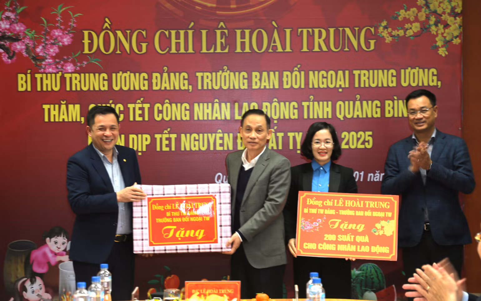 Đồng chí Lê Hoài Trung tặng 200 suất quà Tết cho người lao động có hoàn cảnh khó khăn. Đồng chí Lê Hoài Trung tặng 200 suất quà Tết cho người lao động có hoàn cảnh khó khăn.