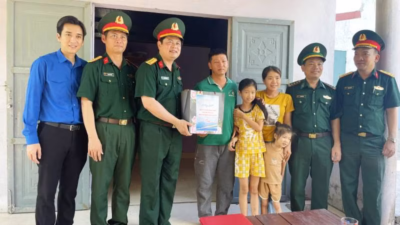Ban tổ chức tặng quà cho gia đình ngư dân có hoàn cảnh khó khăn ở Quảng Bình. Ban tổ chức tặng quà cho gia đình ngư dân có hoàn cảnh khó khăn ở Quảng Bình.