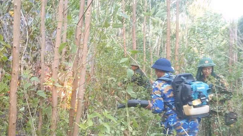 Bộ đội Hải quân đóng quân trên đèo Ngang tham gia dập lửa Bộ đội Hải quân đóng quân trên đèo Ngang tham gia dập lửa
