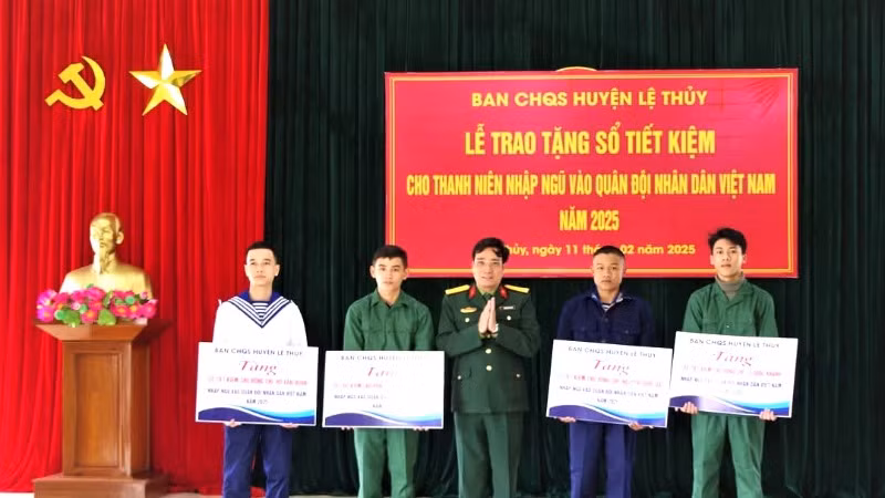 Ban Chỉ huy quân sự huyện Lệ Thủy tặng số tiết kiệm cho gia đình tân binh có hoàn cảnh khó khăn.