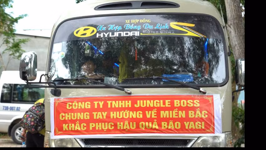 Đoàn tình nguyện viên mang theo nhiều trang thiết bị chuyên nghiệp để xử lý cây gãy đỗ, khắc phục các sự cố ngoài trời.