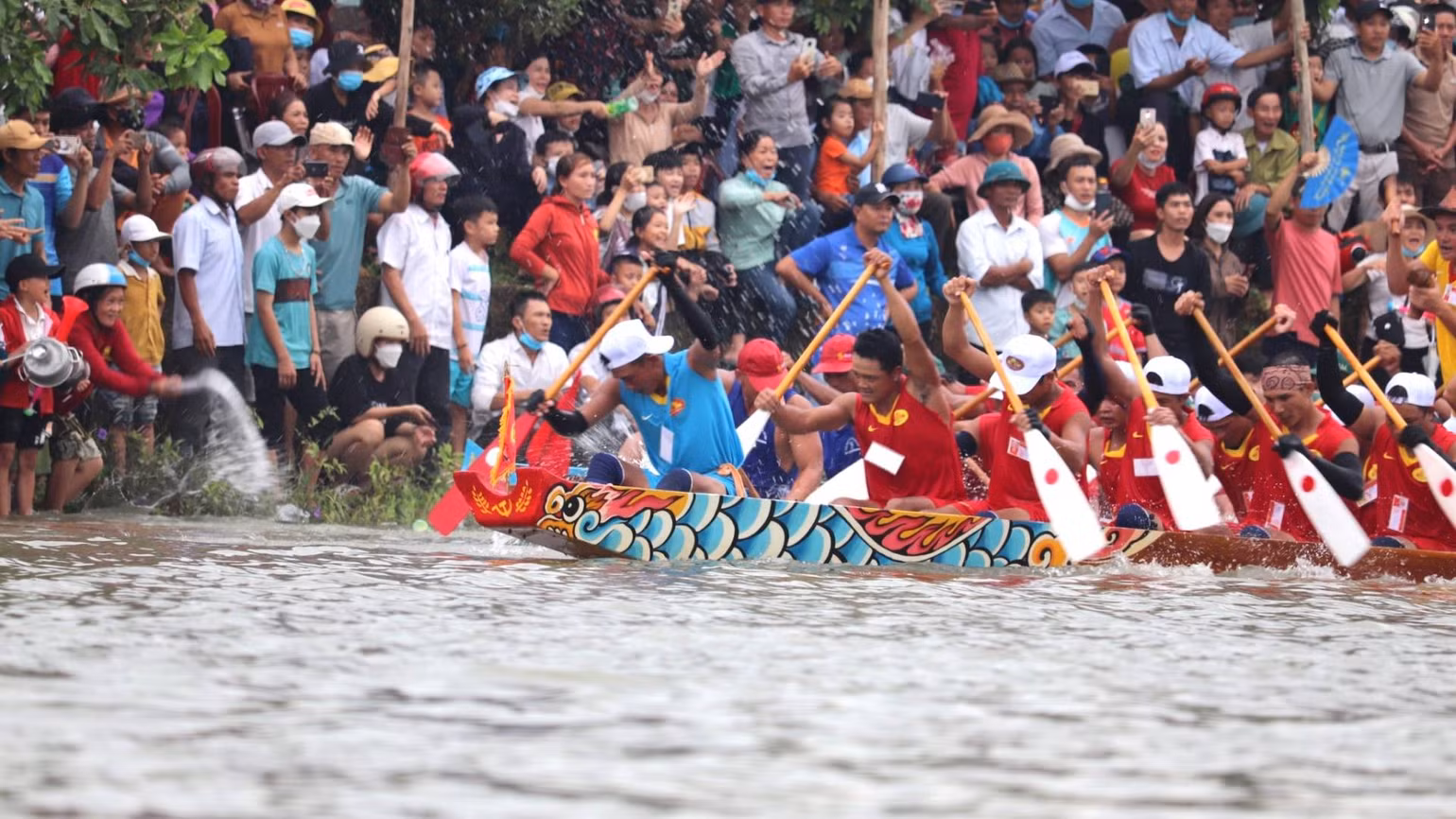 Người dân Lệ Thủy xuống tận mép nước để cổ vũ cho thuyền bơi làng mình. Người dân Lệ Thủy xuống tận mép nước để cổ vũ cho thuyền bơi làng mình.