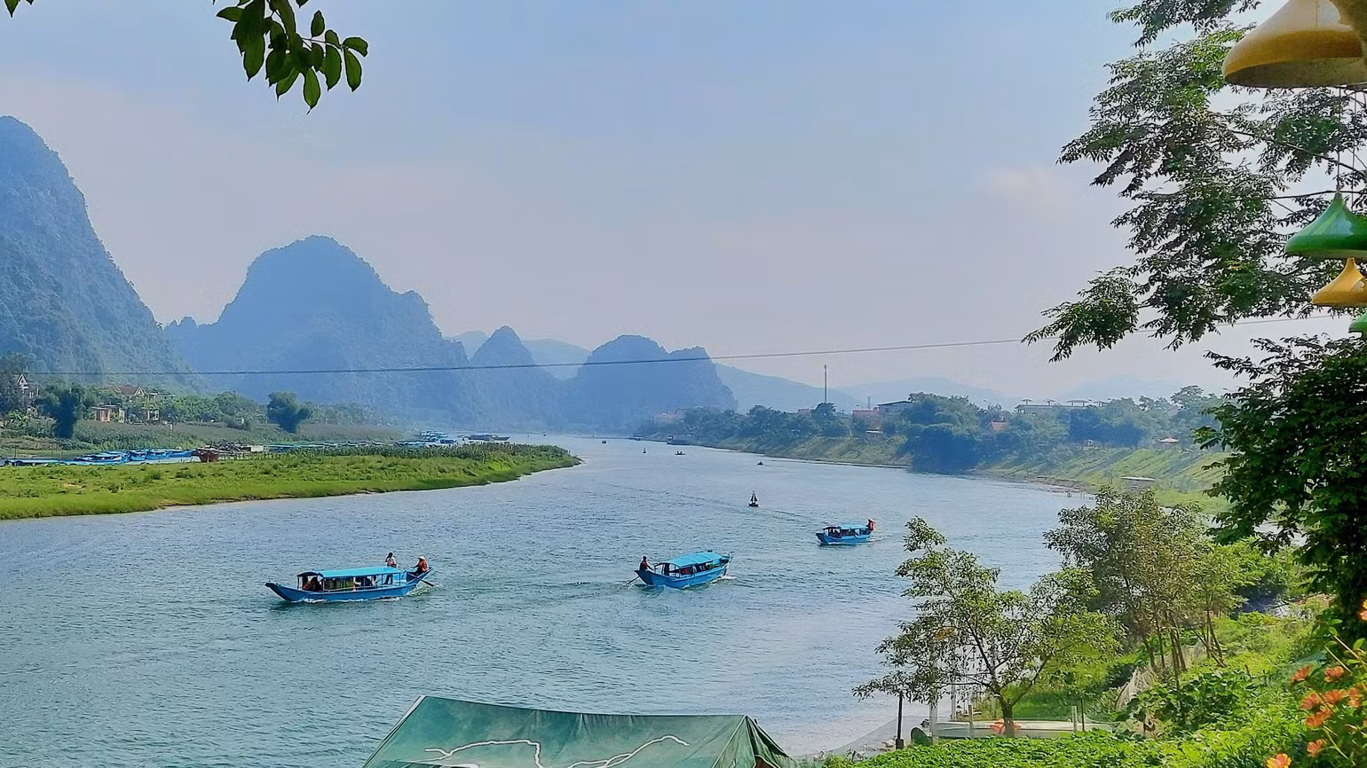 Thời tiết trong những ngày Tết thuận lợi, khách du lịch thăm động Phong Nha từ sáng sớm.