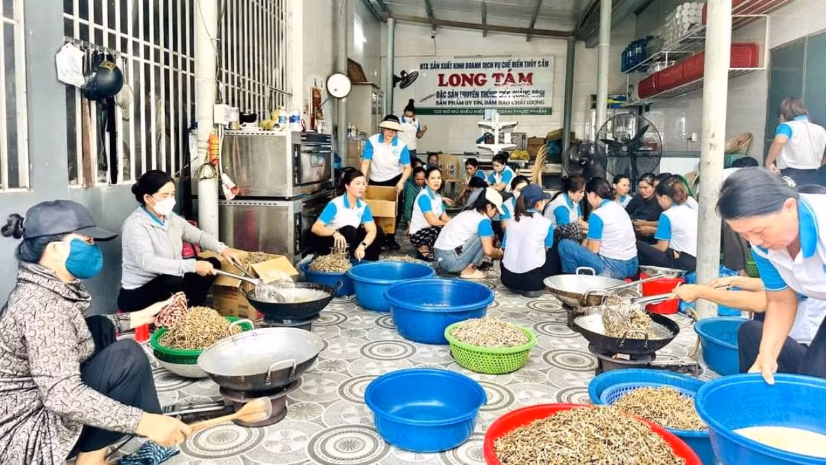 Phụ nữ xã Bảo Ninh tập trung cùng nhau chế biến món ăn dân dã nhưng ngon nức tiếng của miền biển Quảng Bình là cá cơm rim lạc để gửi cho bà con ở xa đang gặp khó. Phụ nữ xã Bảo Ninh tập trung cùng nhau chế biến món ăn dân dã nhưng ngon nức tiếng của miền biển Quảng Bình là cá cơm rim lạc để gửi cho bà con ở xa đang gặp khó.
