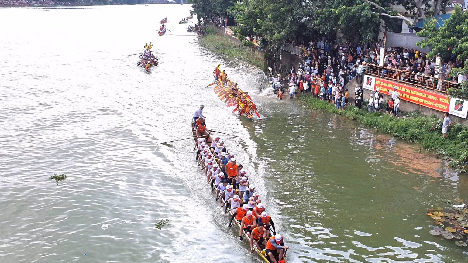 Vận động viên nào cũng cố gắng vục mái dầm sâu xuống nước, hợp lực đưa thuyền của mình vượt lên.