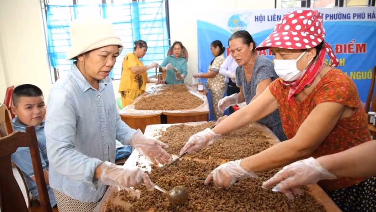 Được chế biến từ thịt lợn và ruốc, đường, mắm muối, gia vị nên món này rất dễ ăn, đủ dưỡng chất giúp bà con bảo đảm sức khỏe để chống chọi với nước lũ. Được chế biến từ thịt lợn và ruốc, đường, mắm muối, gia vị nên món này rất dễ ăn, đủ dưỡng chất giúp bà con bảo đảm sức khỏe để chống chọi với nước lũ.