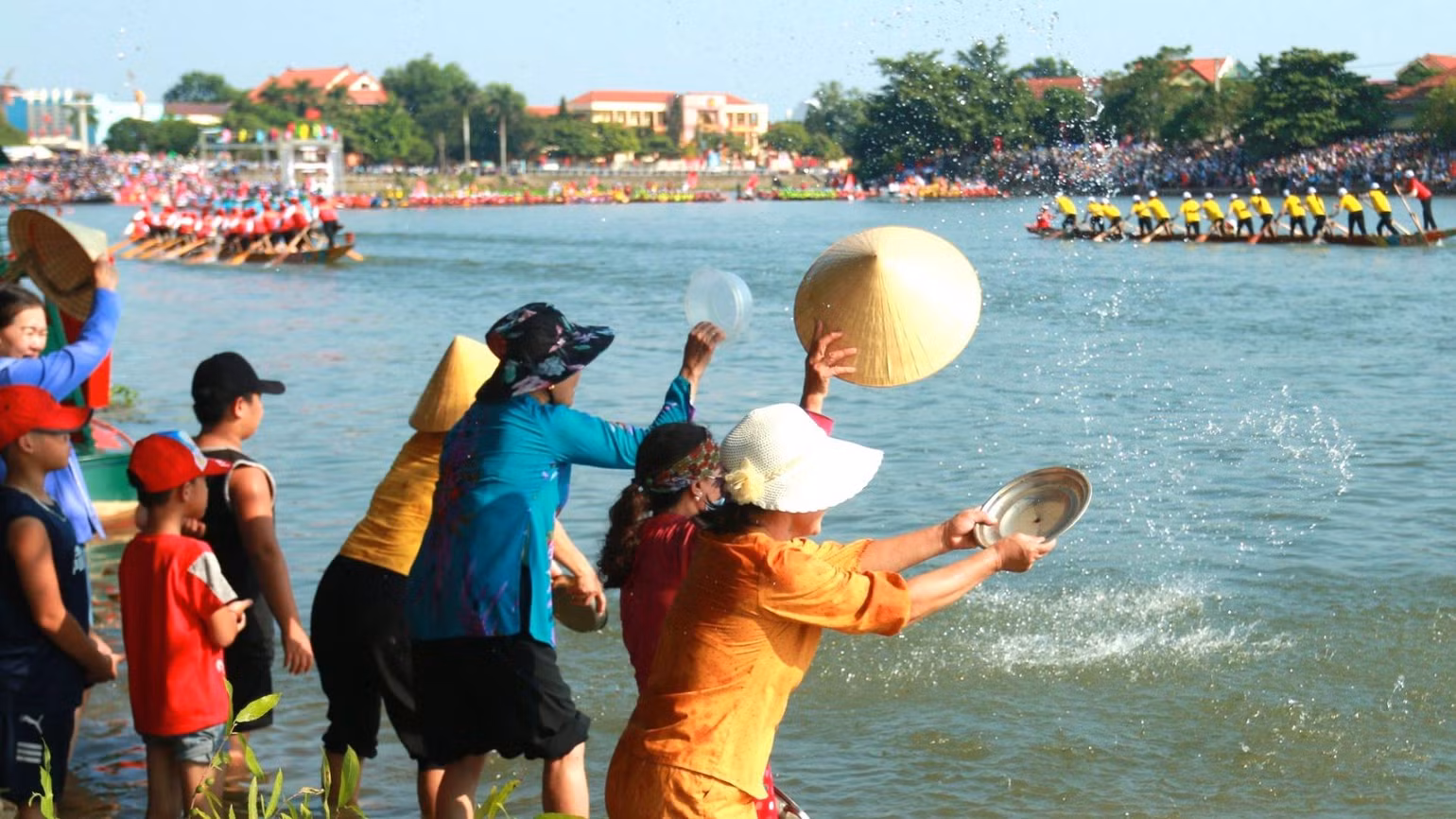 Không chỉ cổ vũ cho thuyền làng mình mà thuyền bơi, đua nào ngang qua làng cũng người dân động viên, cổ vũ bằng tất cả những gì họ có trong tay với sự phấn khích cao độ. Không chỉ cổ vũ cho thuyền làng mình mà thuyền bơi, đua nào ngang qua làng cũng người dân động viên, cổ vũ bằng tất cả những gì họ có trong tay với sự phấn khích cao độ.